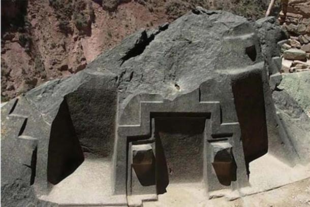 L'étrange autel de pierre, presque déplacé, de Ñaupa Iglesia, dans la Vallée Sacrée du Pérou, dont les trois 