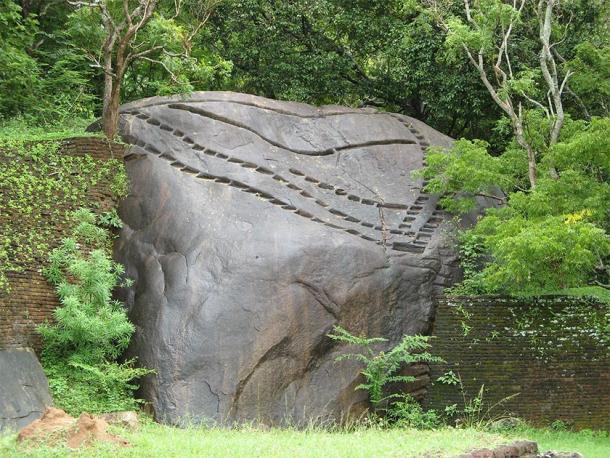 Un exemple d'encoches rainurées similaires à Sigiriya, qui semblent avoir été 