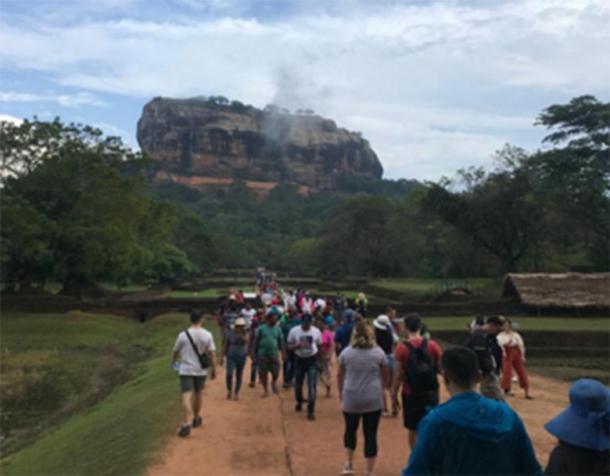 L'auteur (à l'extrême gauche) s'approche de Sigiriya. Se frayer un chemin à travers le complexe de jardins magistralement aménagés et de bâtons d'égoïsme qui entourent la citadelle géante n'est qu'une partie du plaisir. (F. Burnand / Photo avec l'aimable autorisation de l'auteur)