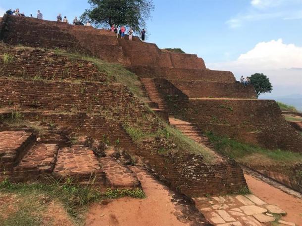 Un autre plan de la construction en forme de pyramide à degrés, présente sur la citadelle de Sigiriya. (Photo avec l'aimable autorisation de l'auteur)