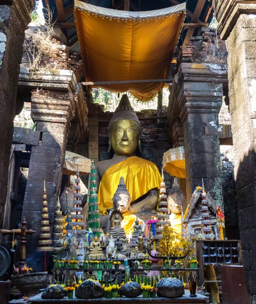 Statue de Bouddha à l'intérieur du sanctuaire de Vat Phou, au Laos