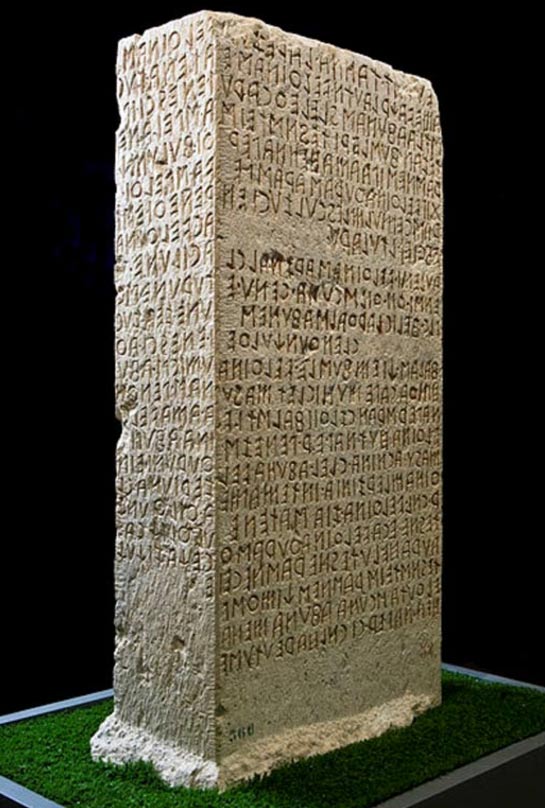 Un échantillon de texte étrusque gravé dans le Cippus Perusinus - une tablette de pierre découverte sur la colline de San Marco, en Italie, en 1822. Vers le IIIe/second siècle avant J.-C.