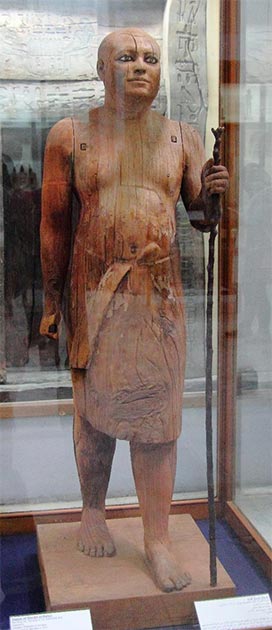 Statue en bois de sycomore du prêtre-lecteur Ka-Aper, 5e dynastie (~2500 av. J.-C.), tenant un long bâton. (Djehouty/CC BY SA 4.0)