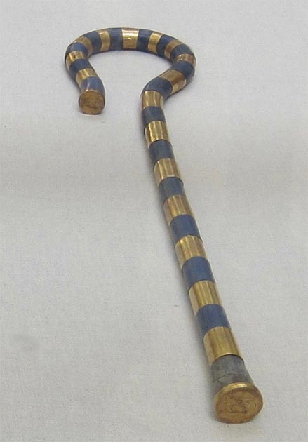 Sceptre Heqa du Pharaon, celui-ci appartenant à Toutankhamon. Il était destiné à symboliser le bâton de berger, afin que le roi puisse métaphoriquement guider son peuple. C'était un symbole d'autorité et de domination, selon Caroline Seawright. Un mot presque identique, heka, était utilisé pour décrire la magie, et le sceptre était également un instrument magique ayant une longue histoire. Dans une ancienne tombe prédynastique à Abydos, un sceptre heqa en ivoire a été trouvé, probablement celui du roi. (CC0)