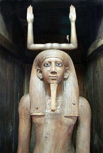 Statue Ka en bois bien conservée du pharaon Hor Ier, 13e dynastie, 1777-1775 avant J.-C., montrant les bras levés qui symbolisaient la magie. (Jon Bodsworth)