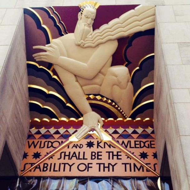 Le Grand Architecte de l'Univers (G.A.O.T.U.) au-dessus de l'entrée du bâtiment Rockefeller à New York, montre le créateur dans l'abîme, tel que décrit dans le verset biblique Esaïe 33:6.