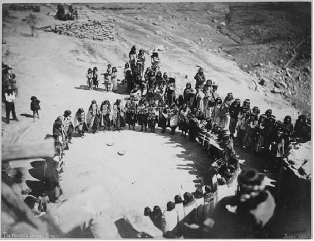 Danse des femmes Hopi, Oraibi, Arizona, photo de John K. Hillers. 