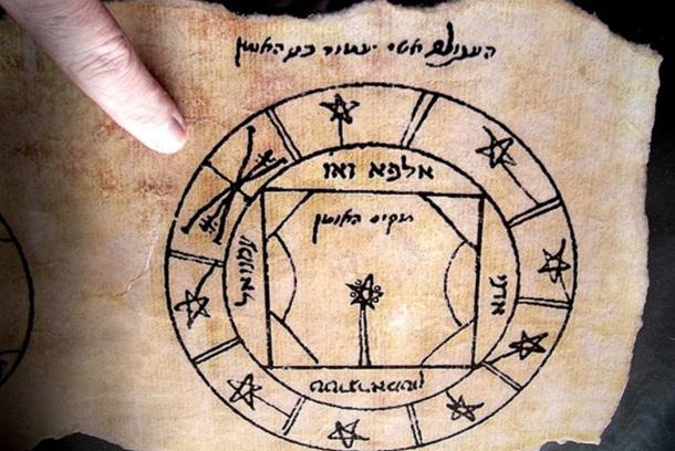 Photographie d'une (partie de) copie du pictogramme chiffré de la clé hébraïque du talisman de Salomon (BL Oriental MS 14759 fol. 35a), détenue par Wayne Herschel. (Wayne Herschel/CC BY SA 4.0)
