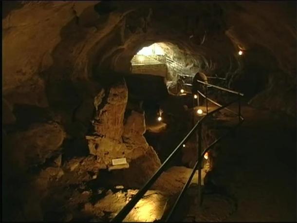 A l'intérieur de l'entrée de la grotte et du musée de Ghar Dalam à Malte. (Fourni par l'auteur)