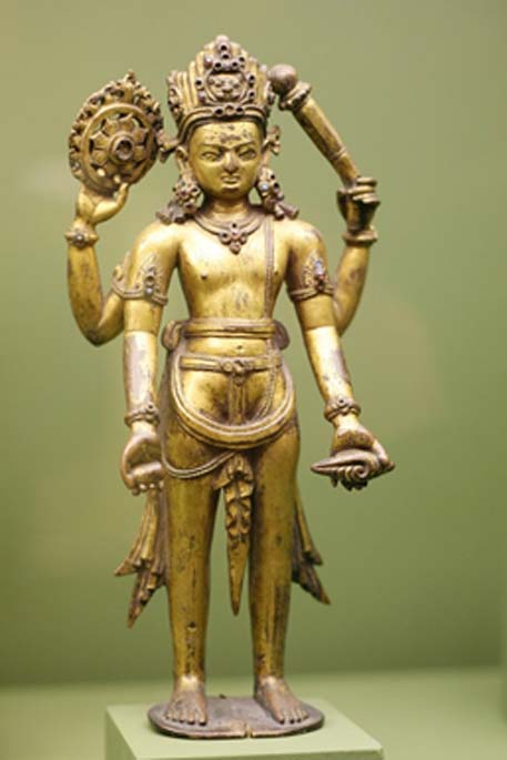Une statue de Vishnu, avec le chakra Sudharshana dans le haut du bras droit 