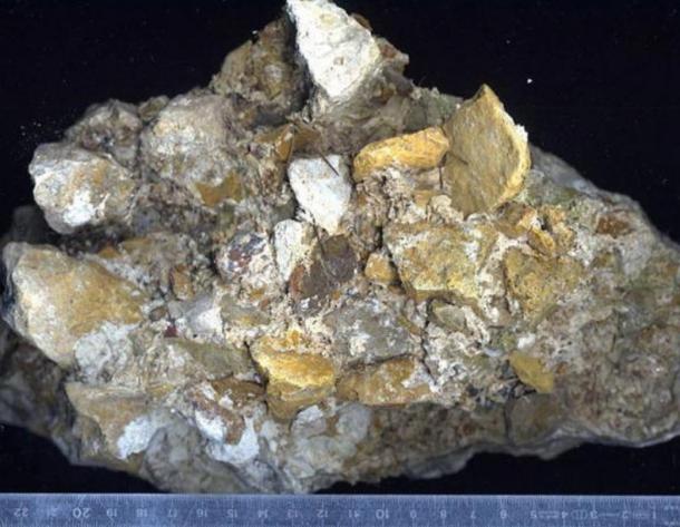 Un morceau de béton romain magnifié, composé de chaux, de sable volcanique et de roche