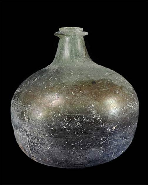 Une bouteille de vin en verre datant de 1690-1700 après J.-C. (The Portable Antiquities Scheme/CC BY 2.0)