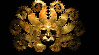 Ancient Peruvian mask made of gold (Carlos Santa Maria / Adobe Stock)