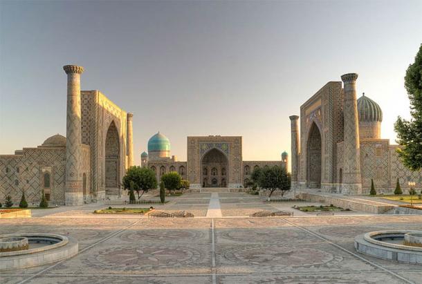 La place publique du Registan, au cœur de l'ancienne ville de Samarkand, est entourée de trois madrasas (écoles islamiques), dont la madrasa Ulugh Beg, construite par Ulugh Beg sous la dynastie des Timurides. (Ekrem Canli / CC BY-SA)