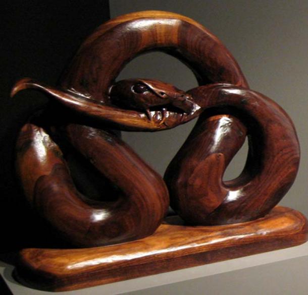 Sculpture en bois du serpent de Midgard. 