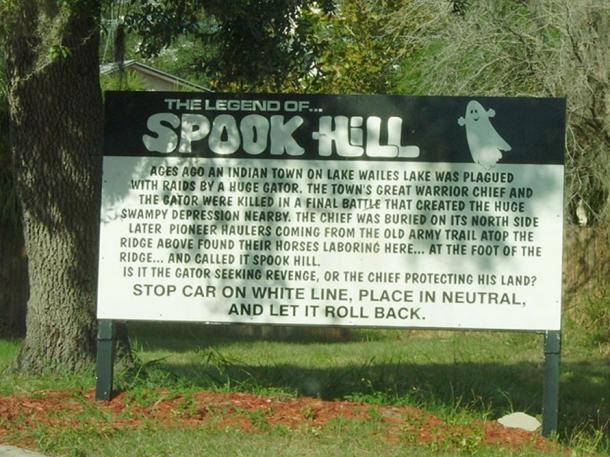 Le panneau à Spook Hill.