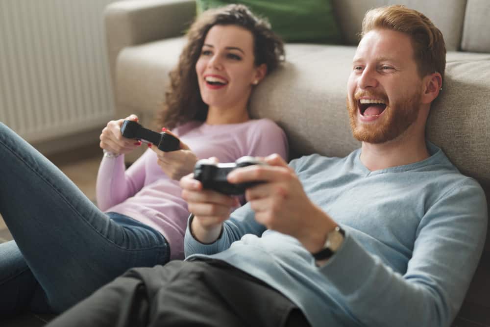 couple jouant à des jeux vidéo