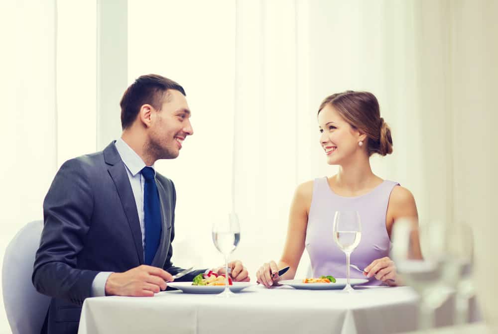couple mangeant au restaurant