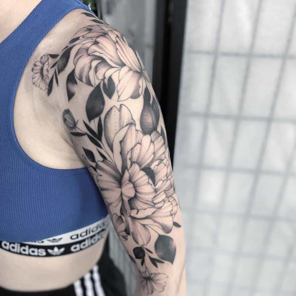 Tatouage de fleurs aux bras sarasireni
