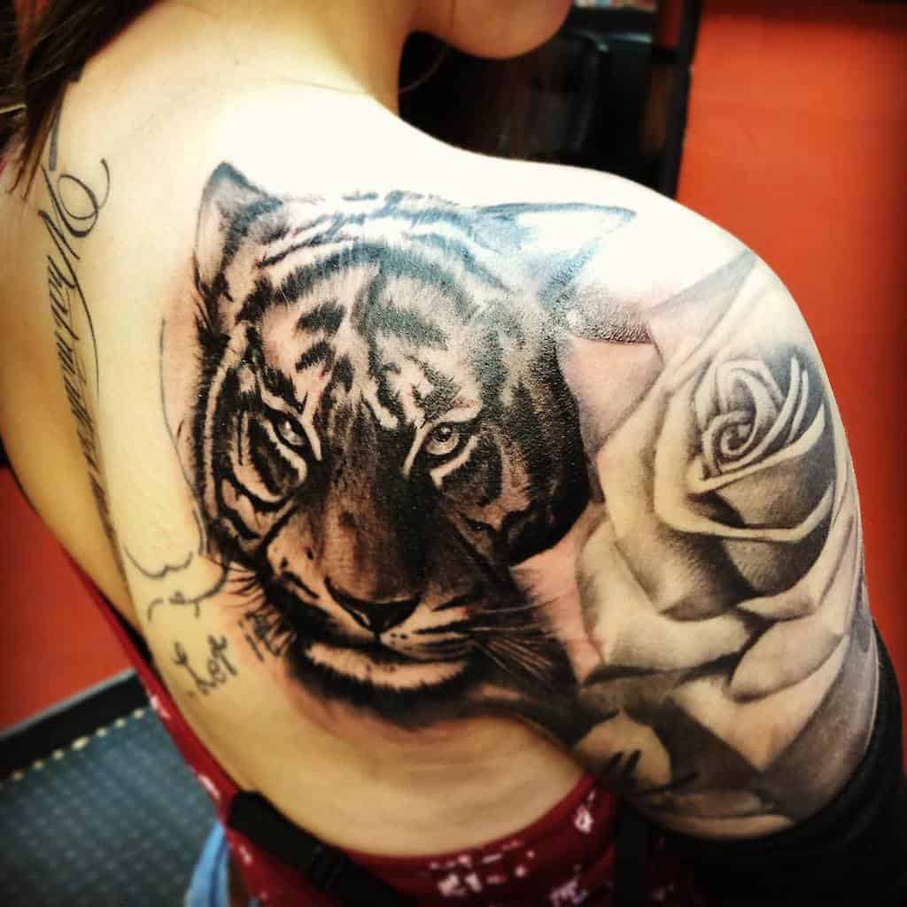 dos tigre rose tatouages encre et peinture