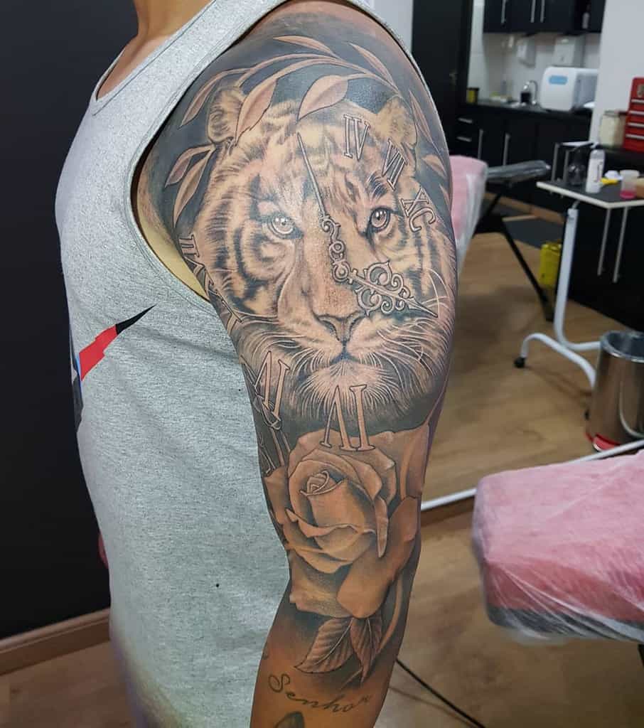 tatouages réalistes de roses tigrées turarpovoa