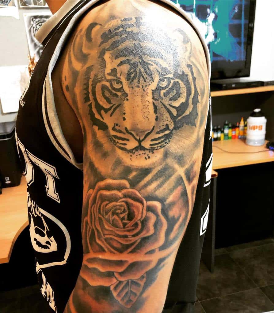 tatouage de rose tigre de bras tattoopedro