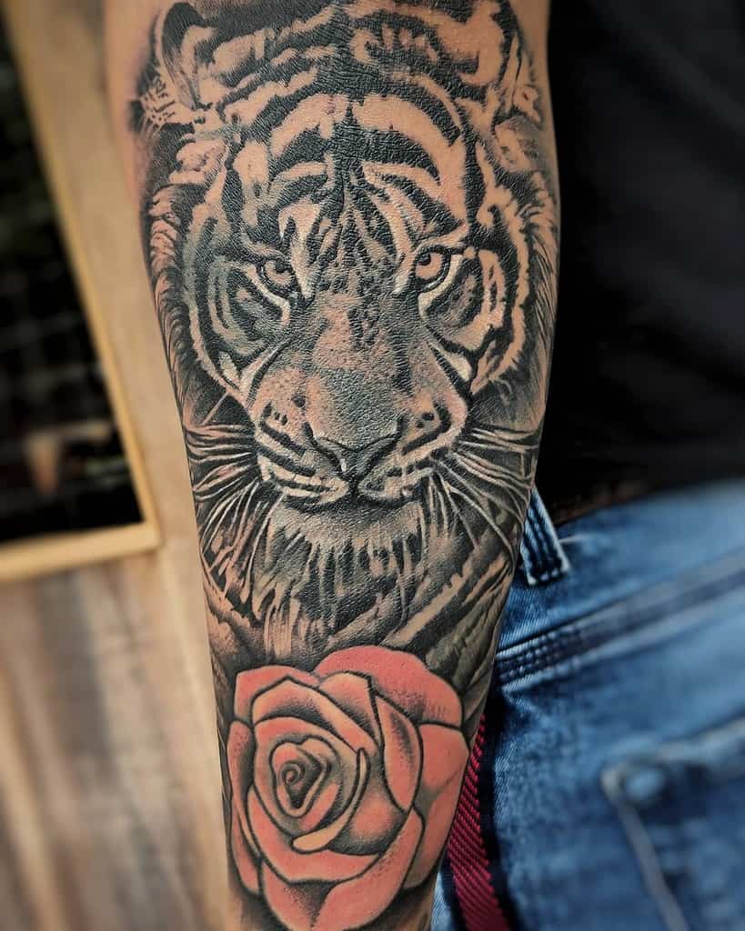 tatouages de roses tigrées sur l'avant-bras kalamudratattoos