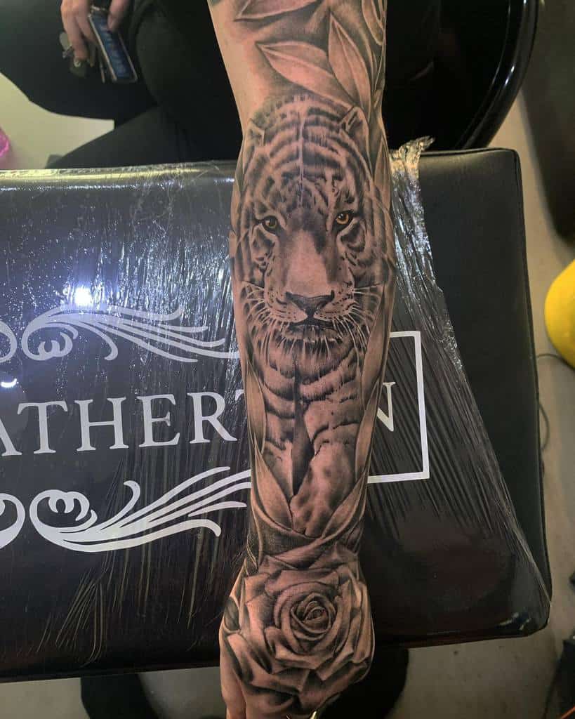tatouages de roses tigrées sur l'avant-bras grantatherton_tattoo13