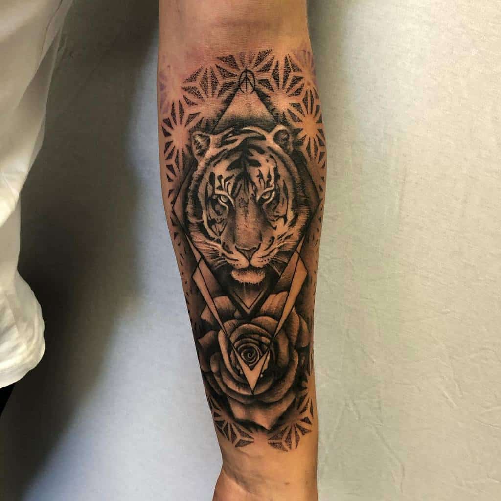 tatouages de roses tigrées sur l'avant-bras stevestattooing