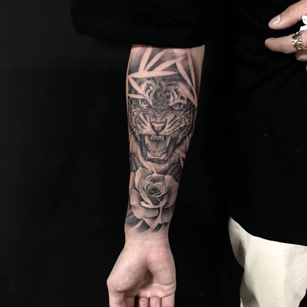avant-bras tigre rose tatouages solgimun