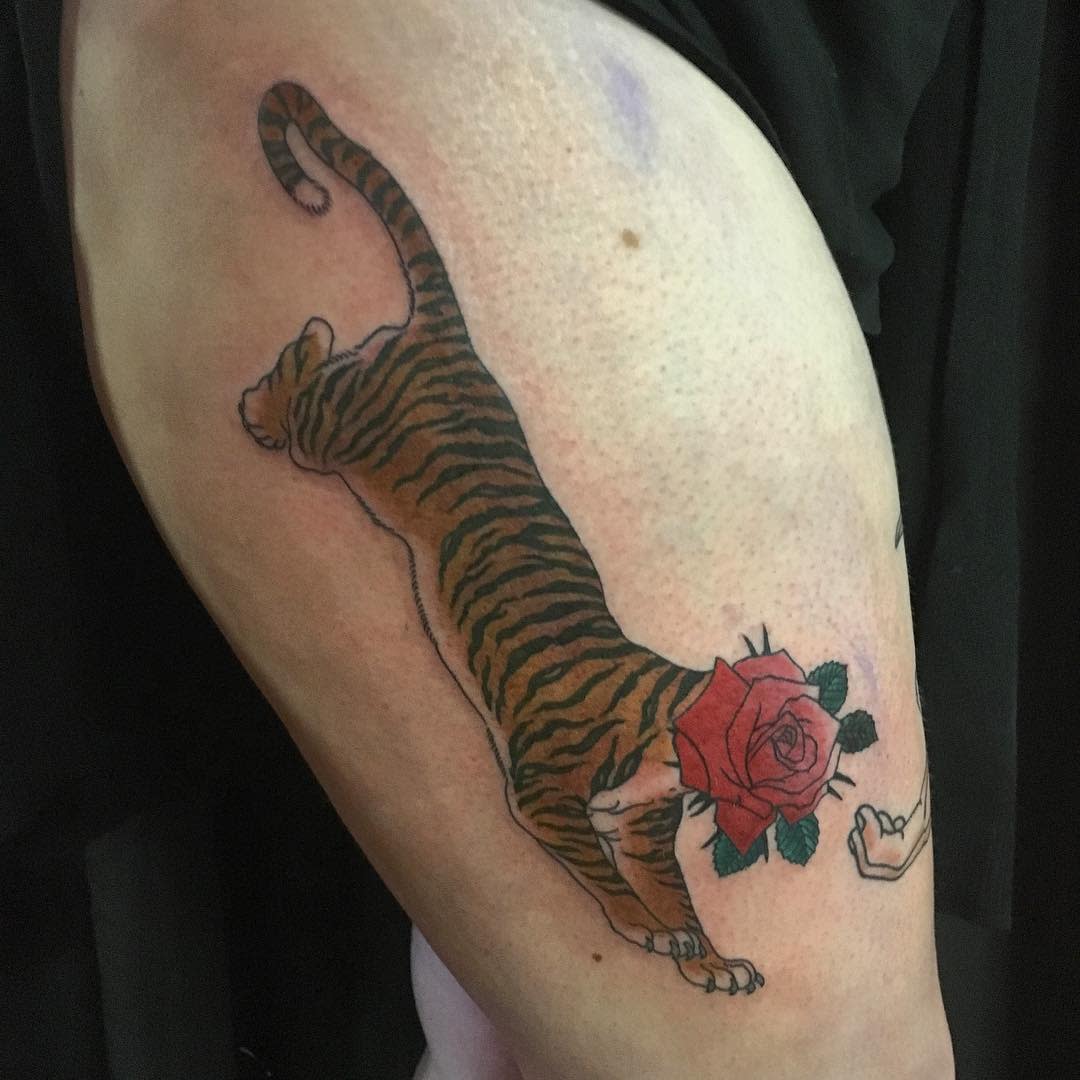 tatouages de roses tigrées sur les cuisses ungr_vity