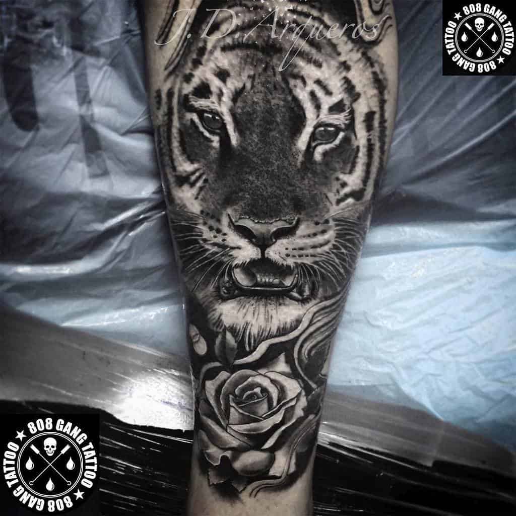 tatouages réalistes de roses tigrées 808gangtattoo