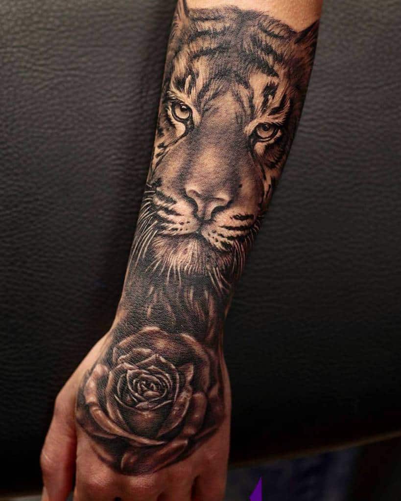main tigre rose tatouages nemeth_aniko92