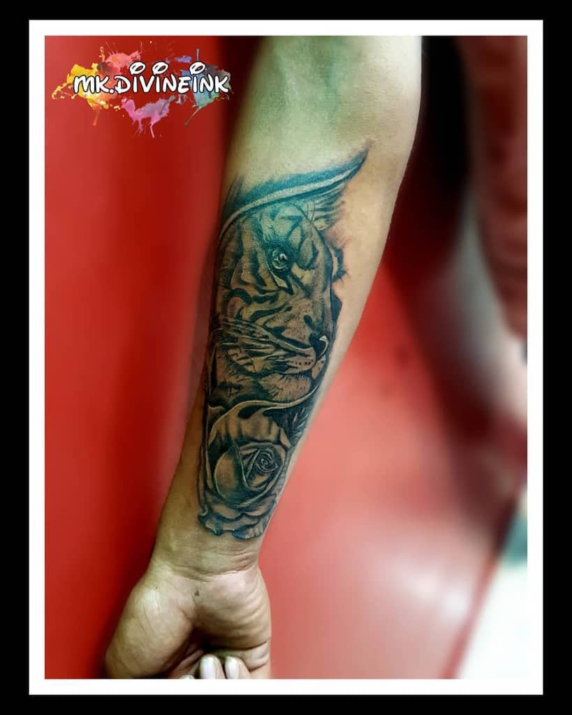 tatouages de roses tigrées sur l'avant-bras mb.divineink