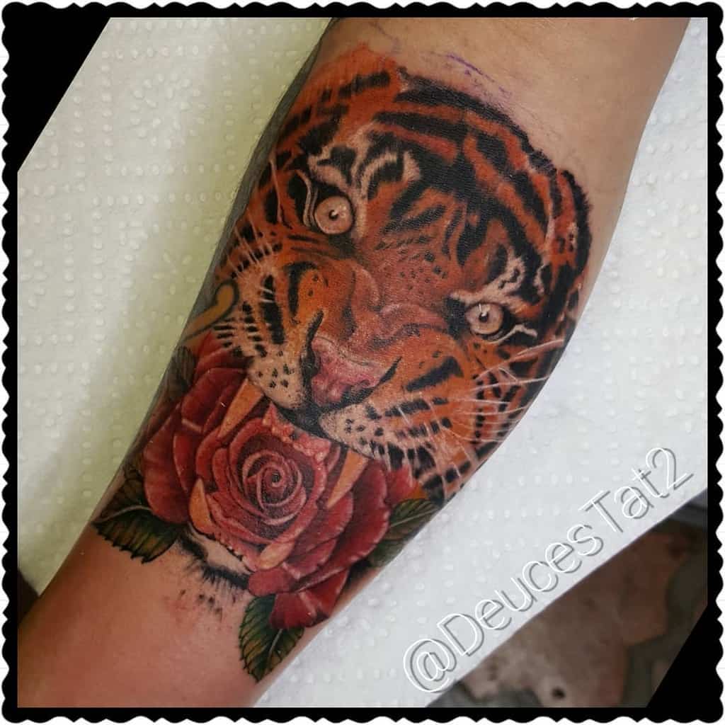 tatouages réalistes de roses tigrées deucestat2