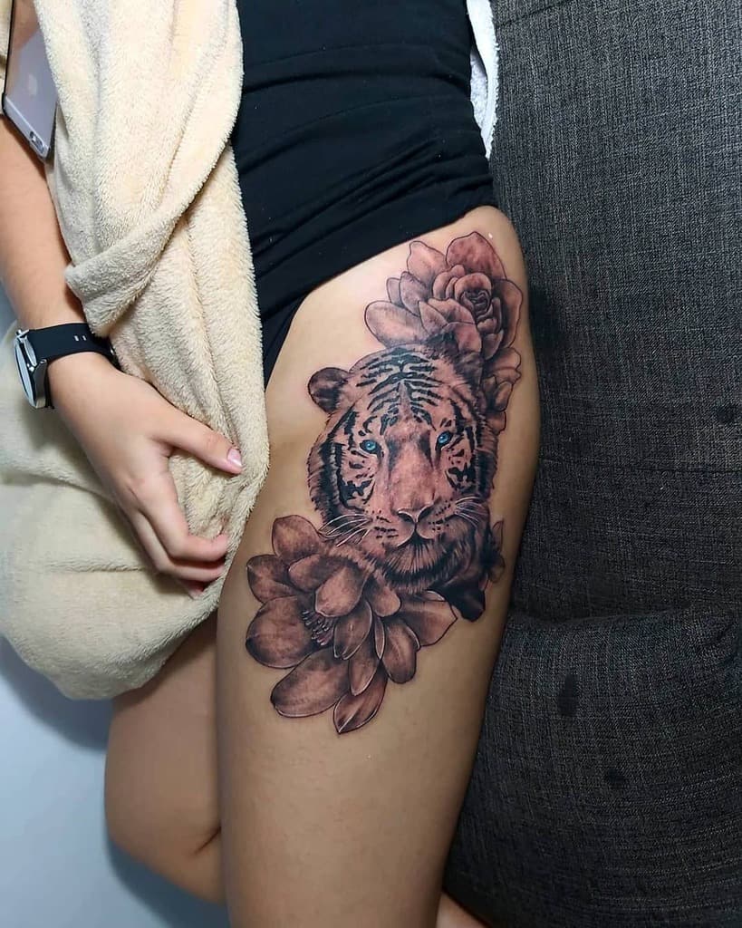 tatouages de roses tigrées sur les cuisses r_a_tattoo