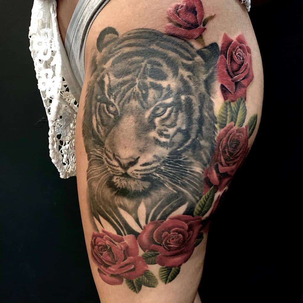 tatouages de roses tigrées sur les cuisses extremeneedletattoos