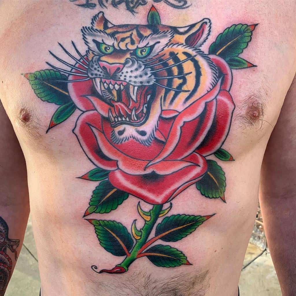 tatouages de roses tigrées sur la poitrine ethanjohnjones