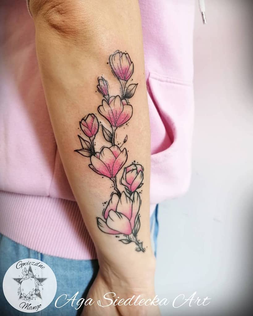 tatouages de magnolia sur l'avant-bras aga siedlecka art