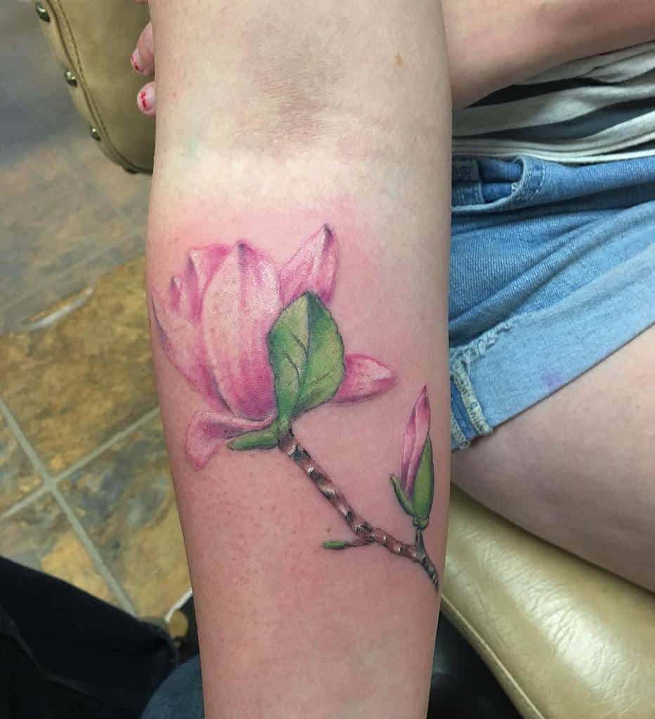 Tatouages réalistes au magnolia avec un tatouage de montagne