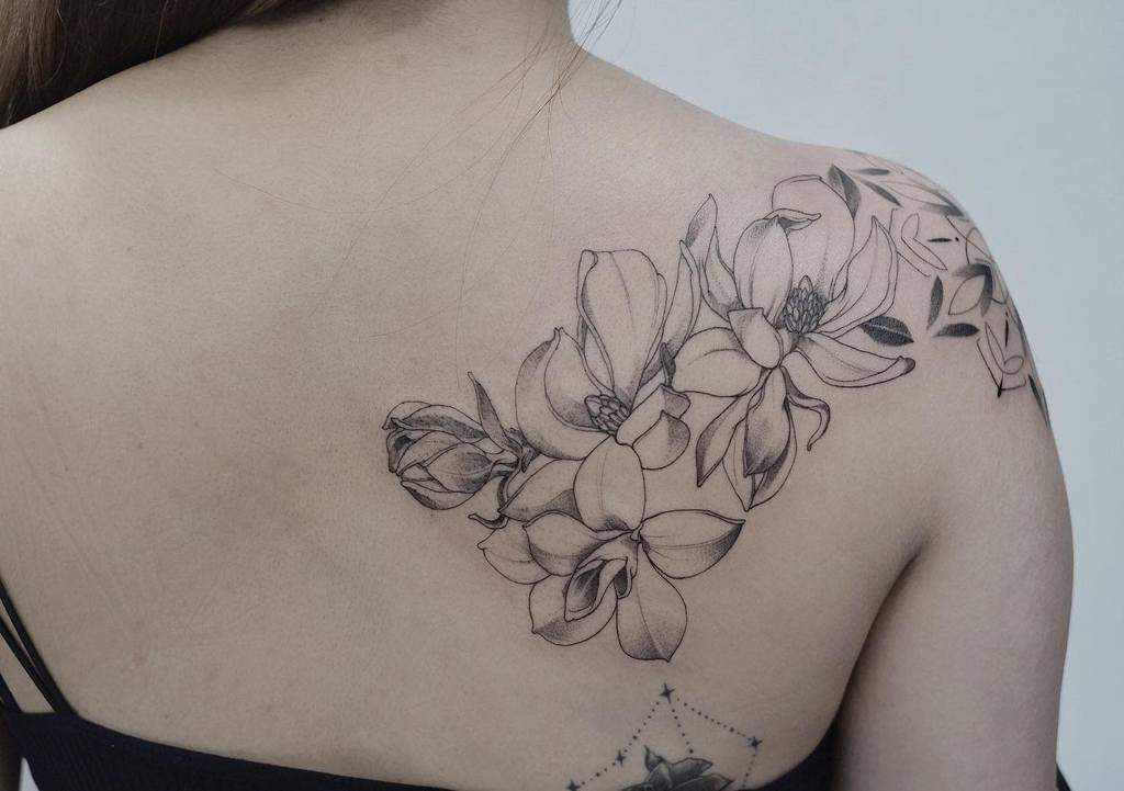 Tatouages de magnolia d'épaule fleecircus