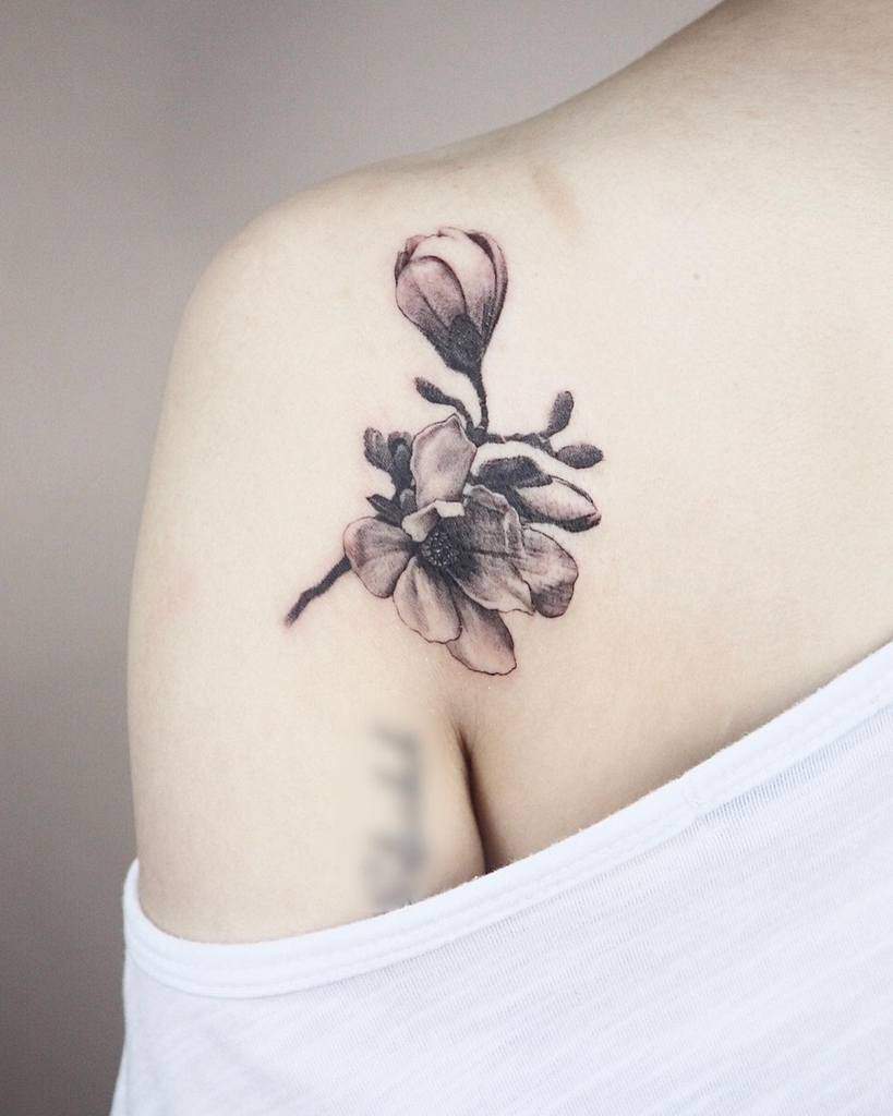 tatouages de magnolia d'épaule j.ryong__tattoo