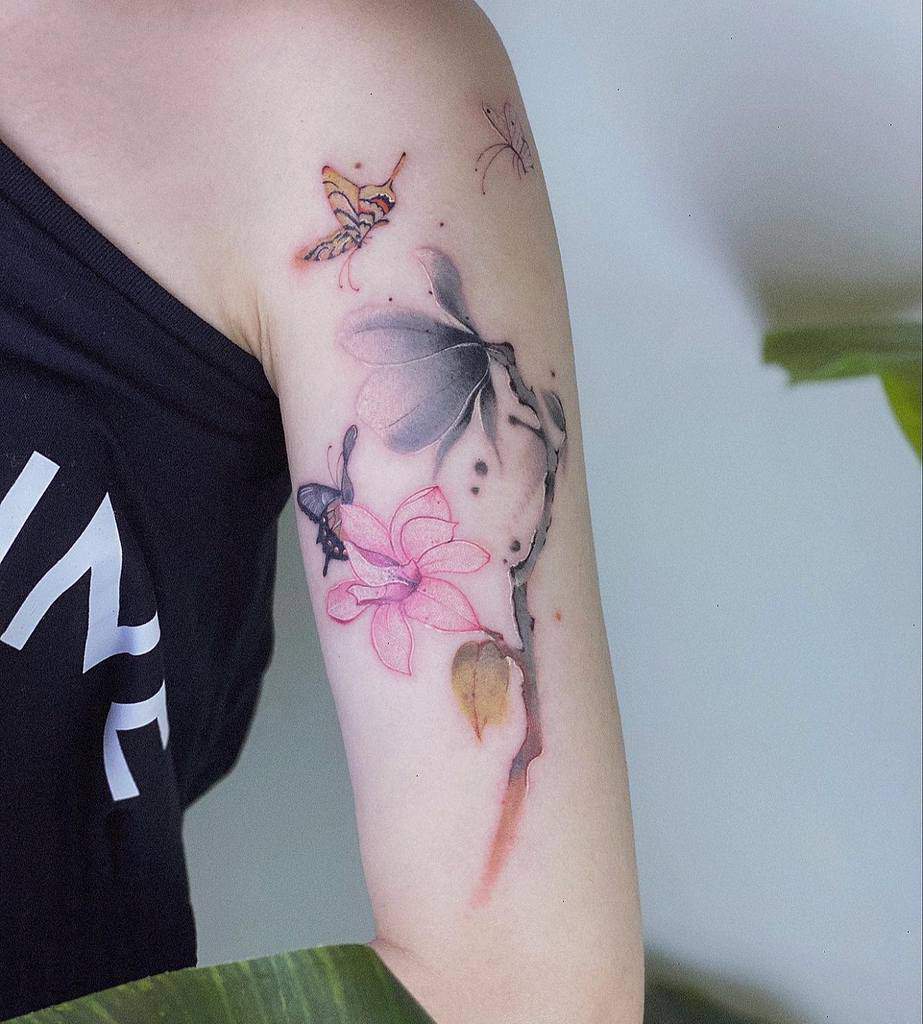 Tatouages de magnolia à l'aquarelle koizhou_tattooist