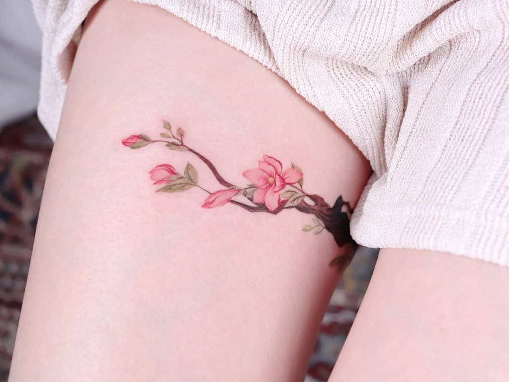 Tatouages de magnolia sur les cuisses peria_tattoo