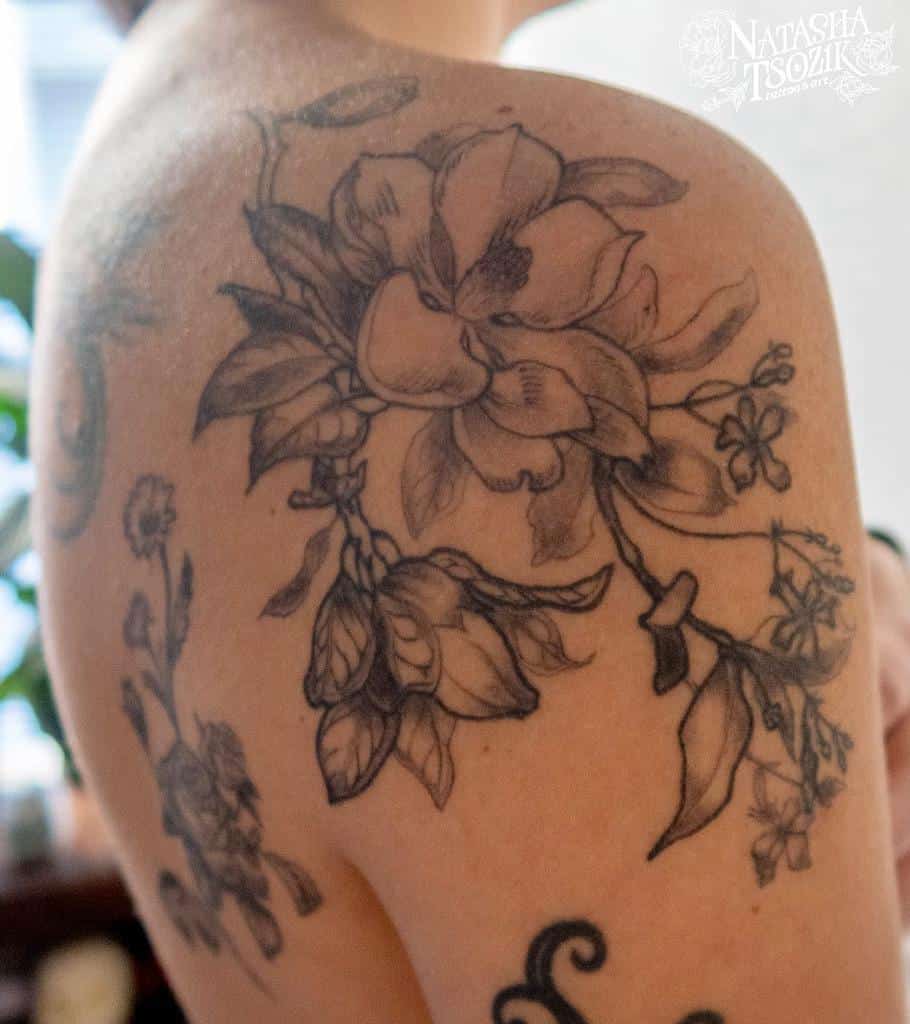 tatouages de magnolia d'épaule natasha_tsozik