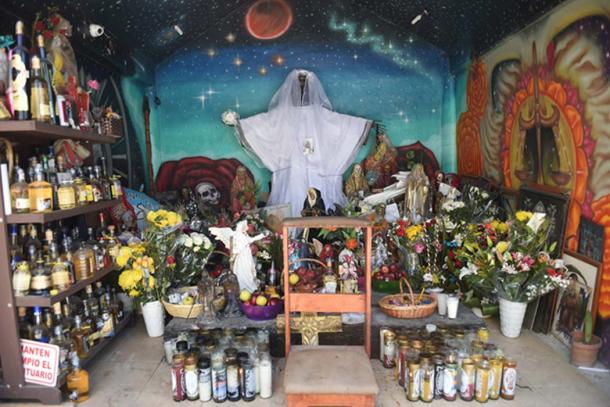 Le sanctuaire de Santa Muerte (©Toni François) Des bougies de différentes couleurs sont allumées pour des demandes ou des objectifs spécifiques. Une bougie brune est pour la sagesse, une bougie blanche pour la gratitude, une bougie noire pour la protection et la vengeance, et plus encore.