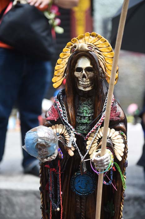 Santa Muerte, est communément représentée comme une sainte squelettique féminine en robe de mariée ou en habit religieux.