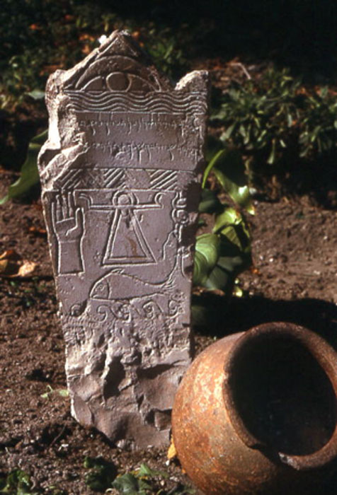Stèle punique à Carthage. (Michel-georges Bernard / CC BY-SA 3.0)