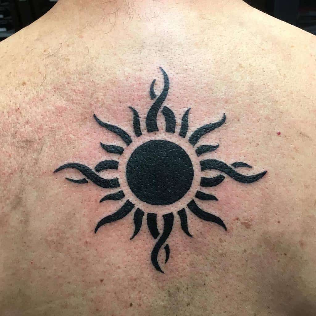 Petits tatouages tribaux du soleil dick_verdammt