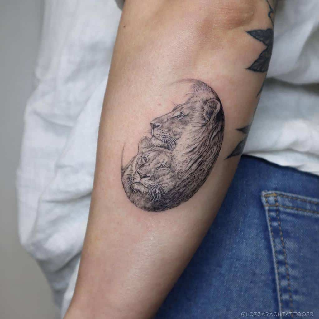 Petits tatouages d'avant-bras de lion lozzarachtattooer